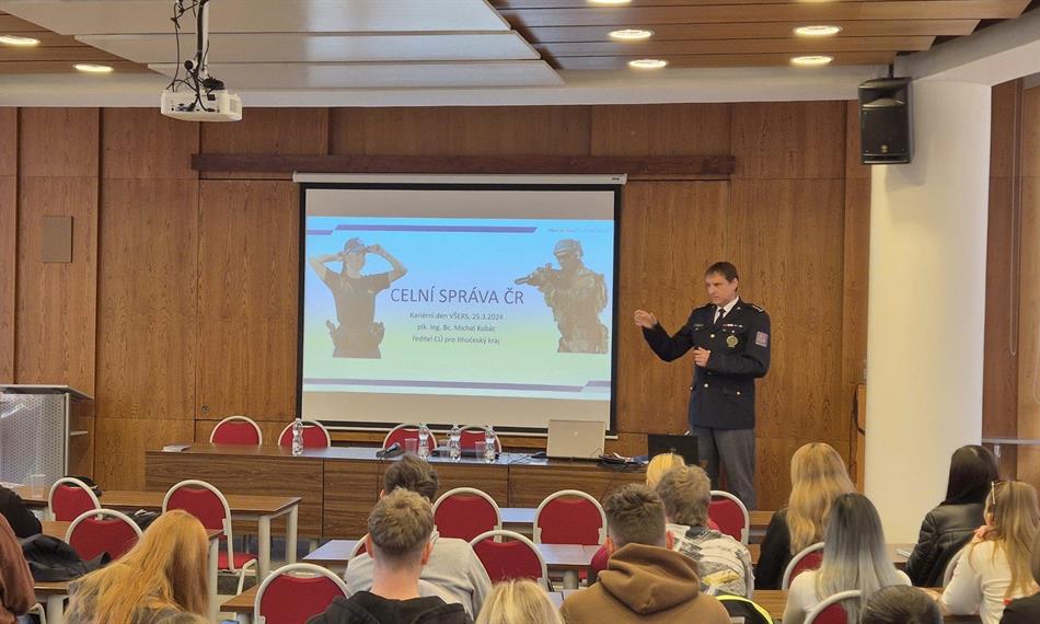 prezentující příslušník celní správy